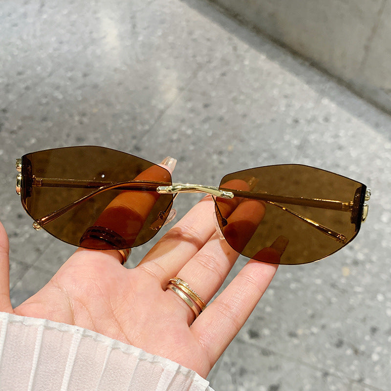 Dame moteriktig solbrille med innovativt sjakkert design Skanto