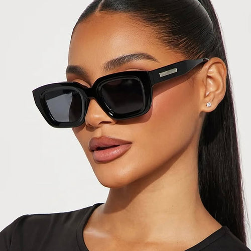 Dame kvadratisk solbrille med gjennomsiktig ramme og brune glass Skanto