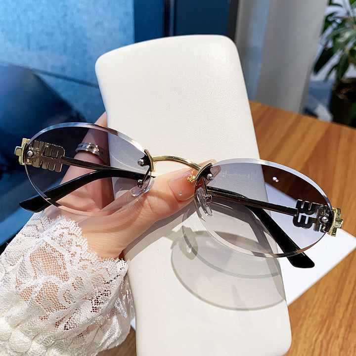 Dame modische solbriller i elegant oval design Skanto