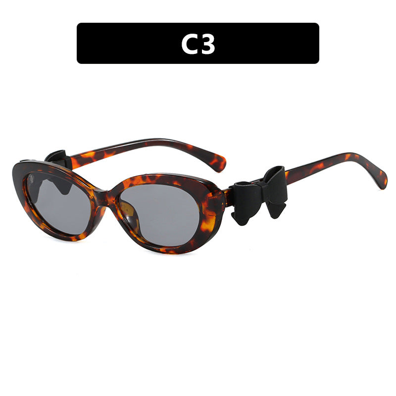 Dame moteriktig solbrille med lekent sløyfedesign Skanto