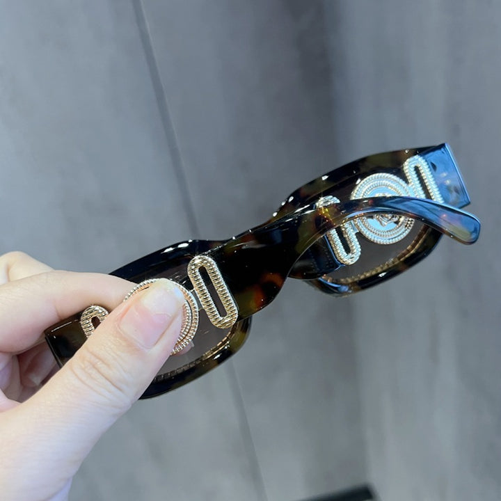 Dame fashionable solbrille med glitrende strassramme Skanto
