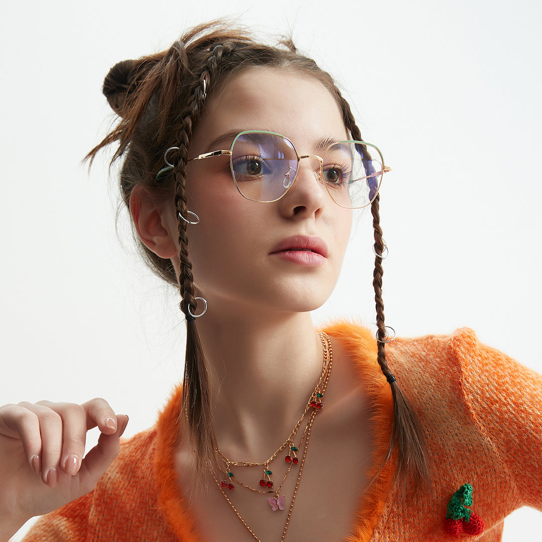 Dame moteriktig solbrille med smal metallramme og blå linser Skanto