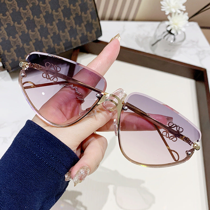 Damer ekstravagant solbrille med moderne, geometrisk ramme Skanto