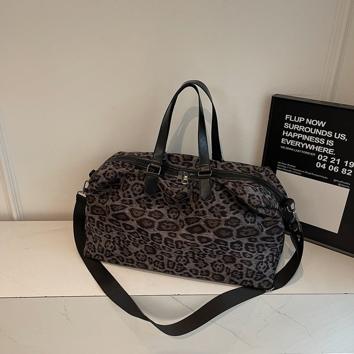 Helg reiseveske i trendy leopardmønster Skanto