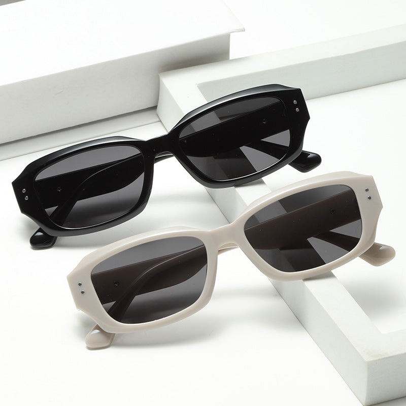 Dame trendy firkantet solbrille med innovativ gjennomsiktig ramme Skanto