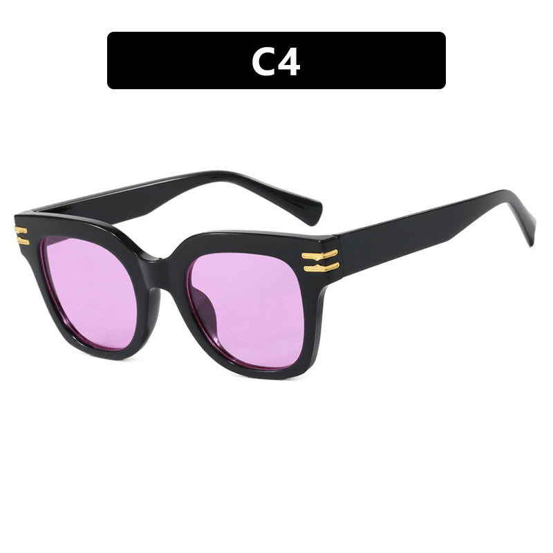 Dame moteriktig solbrille med elegante aksenter Skanto