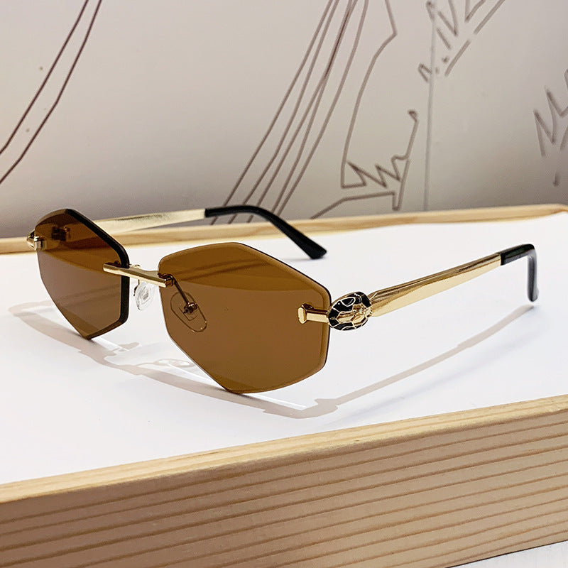 Dame Designer solbrille med heksagonal ramme og gyldne detaljer Skanto
