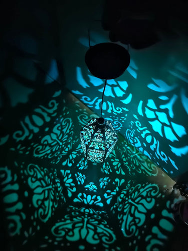 Utsmykket filigree hengende projeksjonslampe med justerbar ledning og LED-kompatibel sokkel Skanto