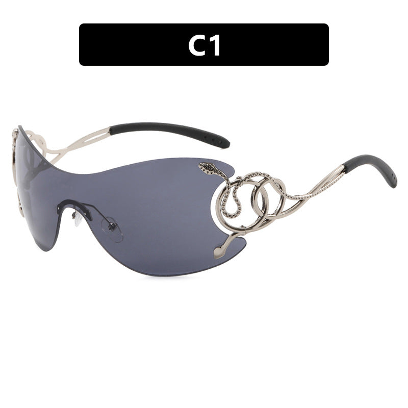 Dame futuristisk solbrille med lekent design Skanto