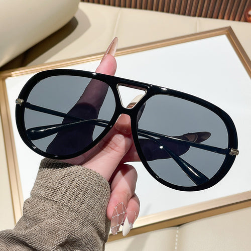 Dame solbrille i ekstravagant design med markante glass Skanto