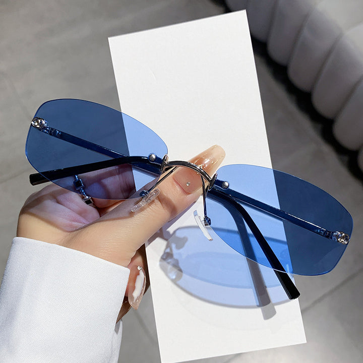 Dame trendy solbrille med elegant, smal ramme Skanto