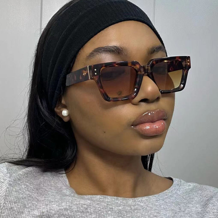 Women's Fashionable Sunglasses in Elegant Oversized Design Skanto