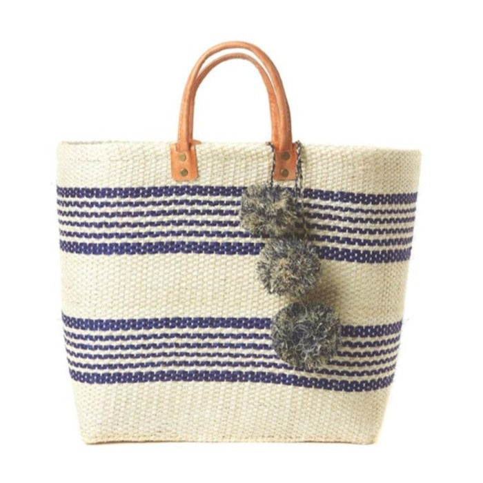 Stylish straw bag with playful pom-poms Skanto