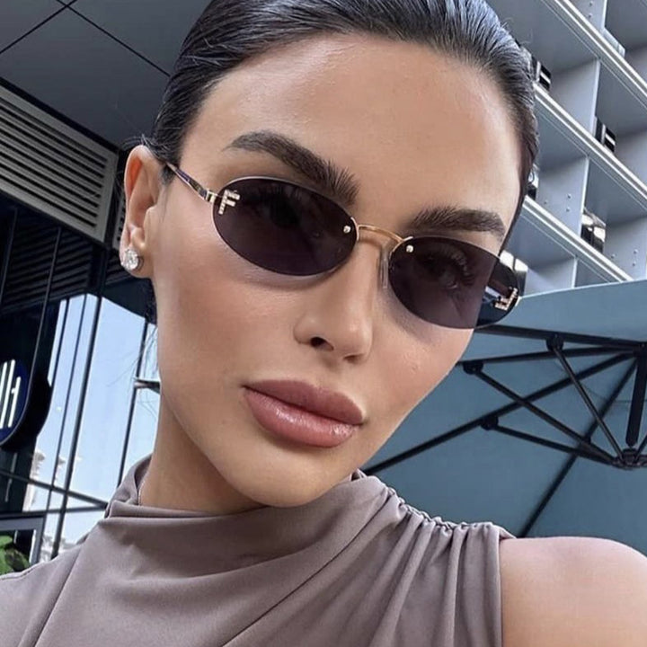 Dame moteriktig solbrille med elegant, speilreflekterende glassfront og filigran metallramme Skanto
