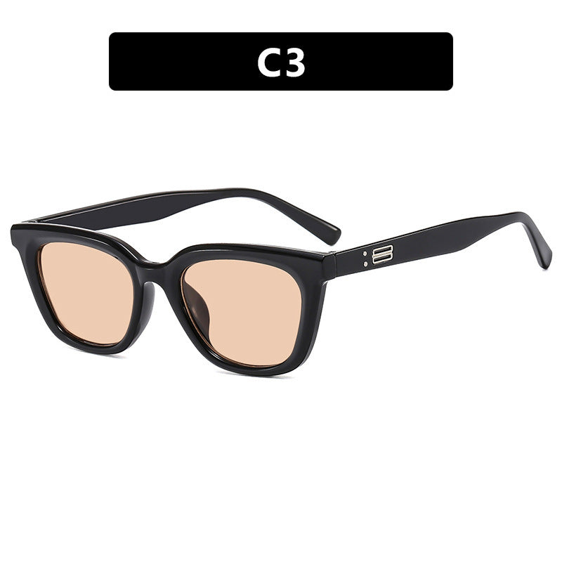 Dame Cat-Eye solbriller med moderne, lett bøyd ramme Skanto