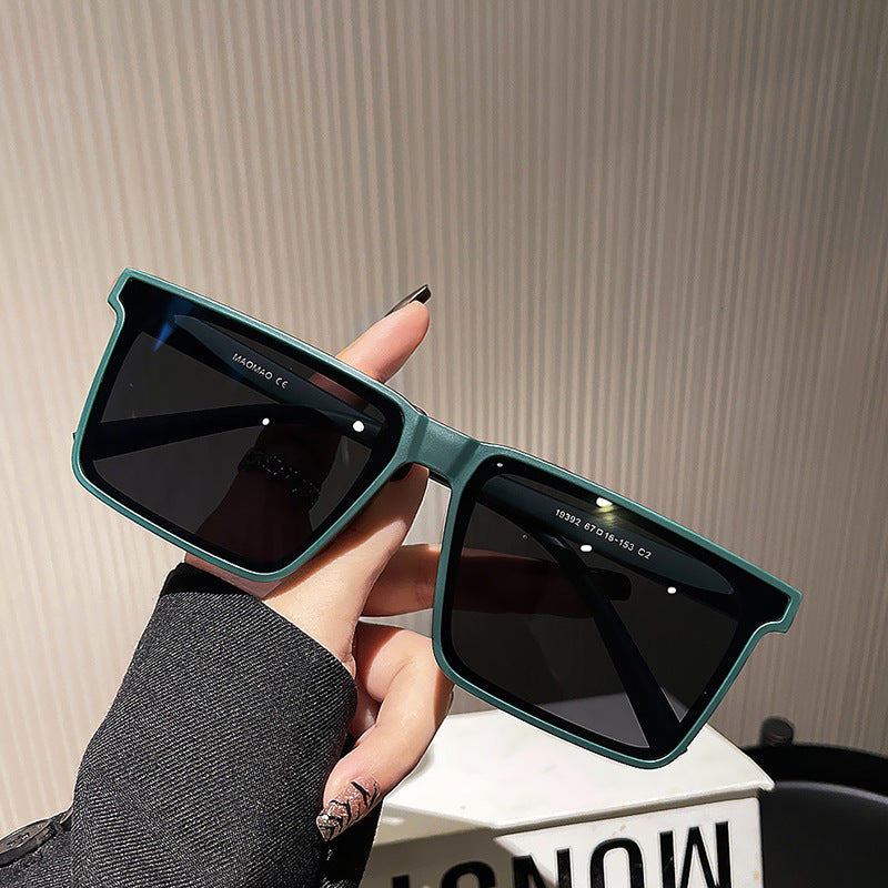 Women's square sunglasses with modern, robust plastic frame Skanto