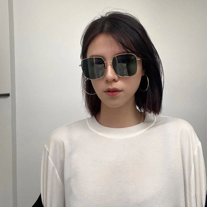 Dame solbrille med moderne firkantet rustfritt stålramme og polarisert glass Skanto