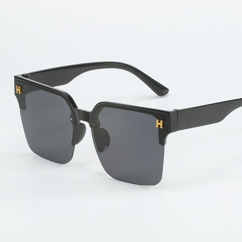 Dame kvadratisk solbrille med elegant metallramme Skanto