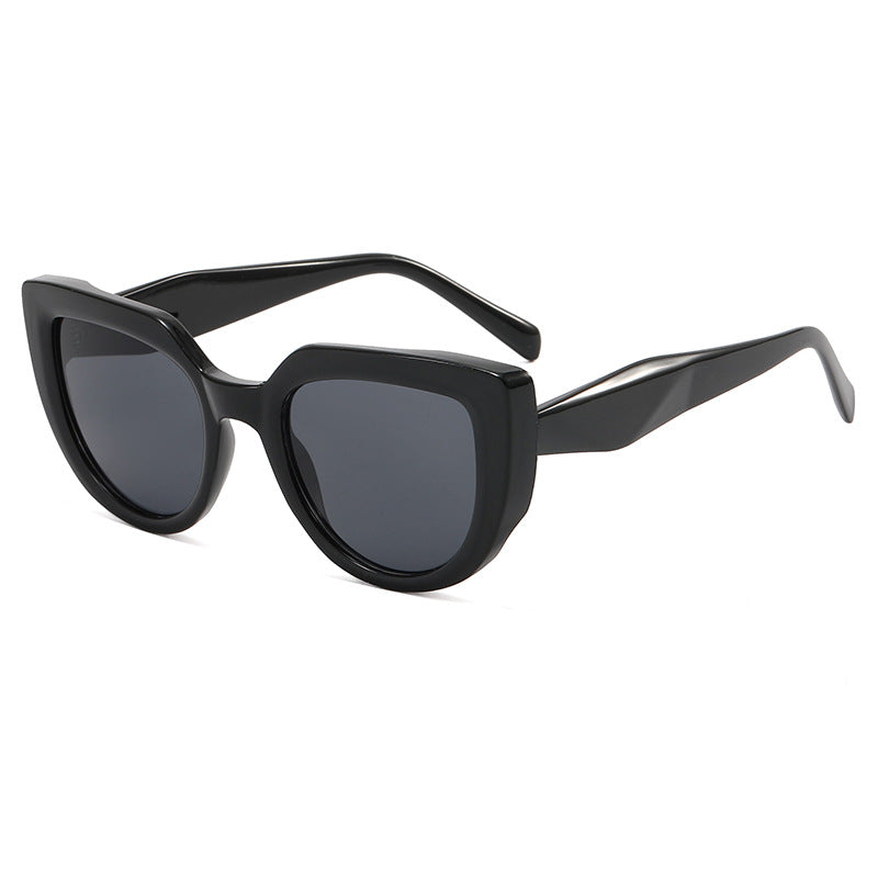 Dame moterik oversized solbriller med unikt design Skanto