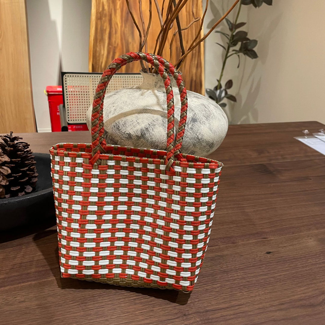 Håndvevd kurvveske med fargerik design Skanto
