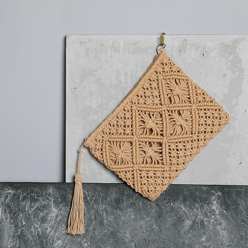 Makramee clutch med kvastdetaljer Skanto
