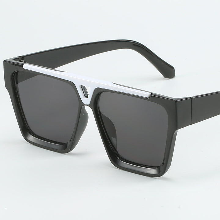 Dame moterik oversized solbrille med stilige gullaccent Skanto