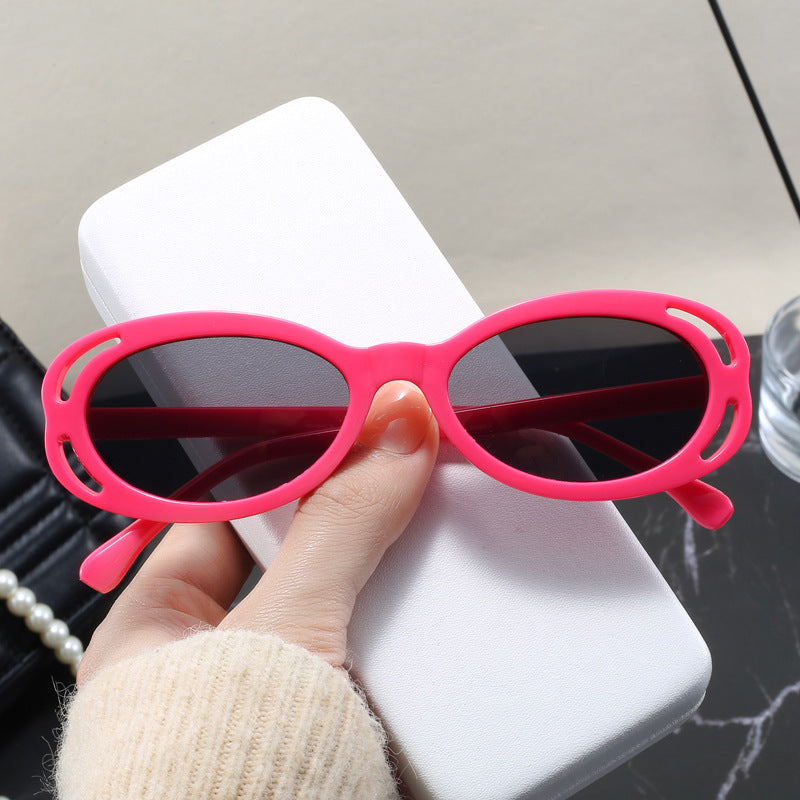 Damen modische solbrille med oval ramme og unikt design Skanto