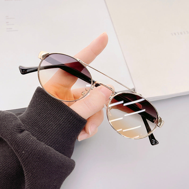Women's fashionable sunglasses in stylish round design with gold accents Skanto