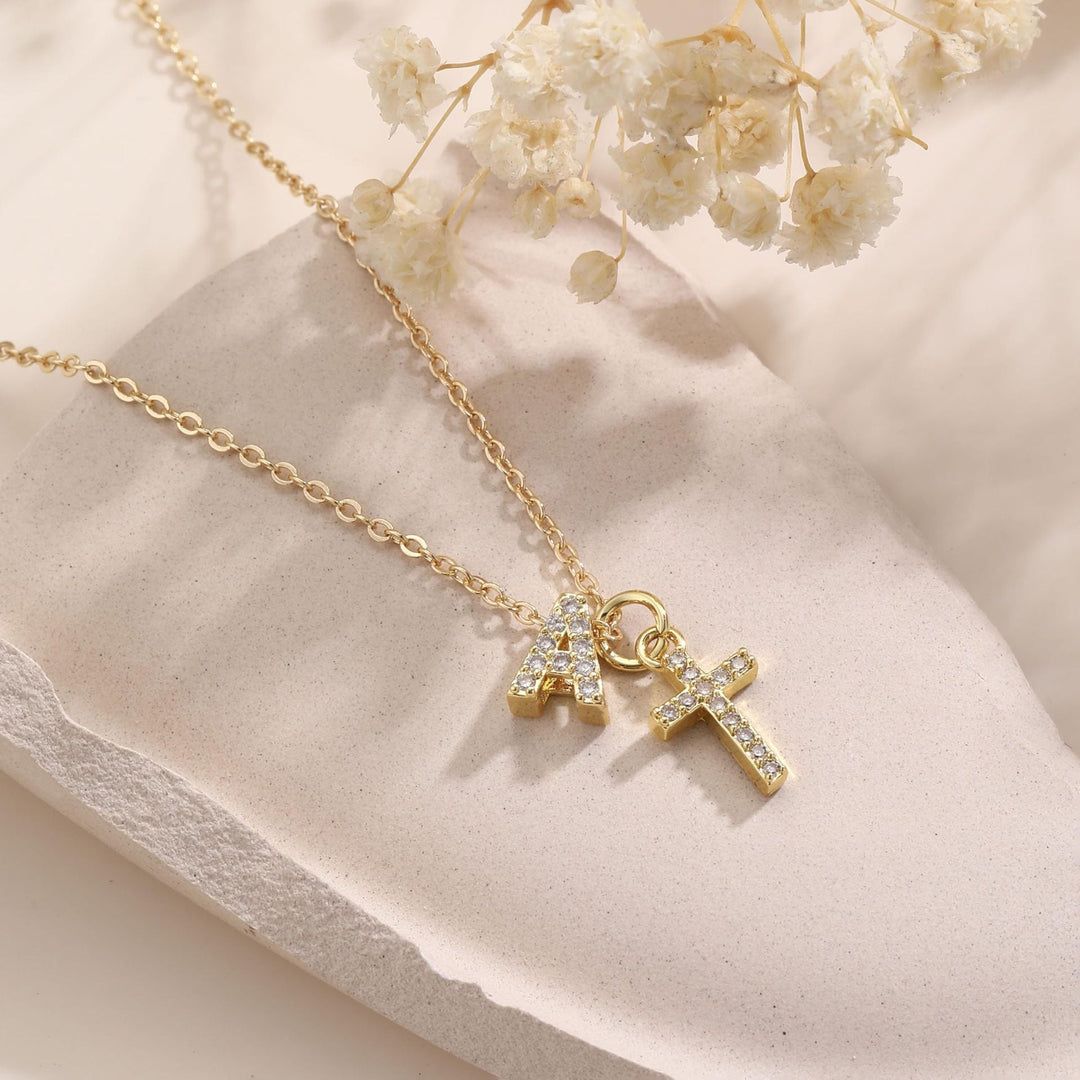 Skanto | Liten Diamant Initial & Kors Smykke