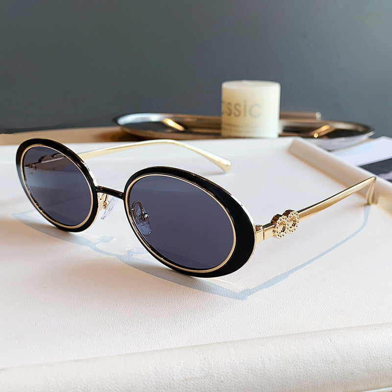 Dame moteriktig solbrille med stilfullt oseanisk design Skanto