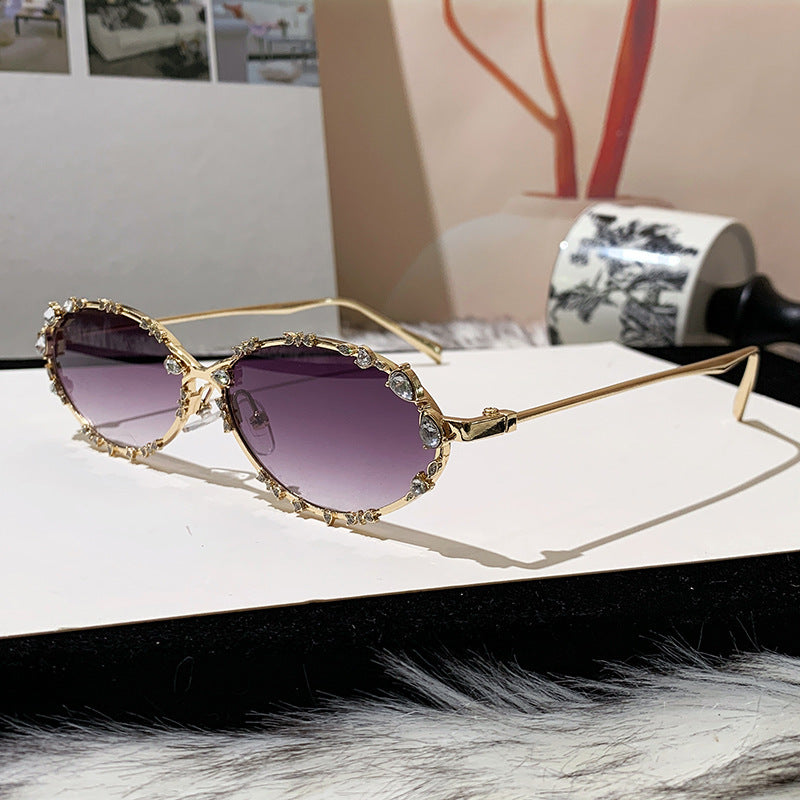 Dame ekstravagant oversized solbrille med futuristisk design Skanto