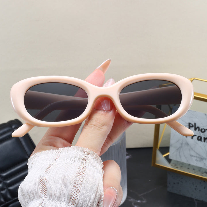 Dame moteriktig solbrille med oval design og UV-beskyttelse Skanto