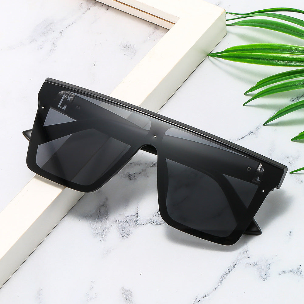 Dame oversized solbrille i trendy stil med bred rammestruktur Skanto