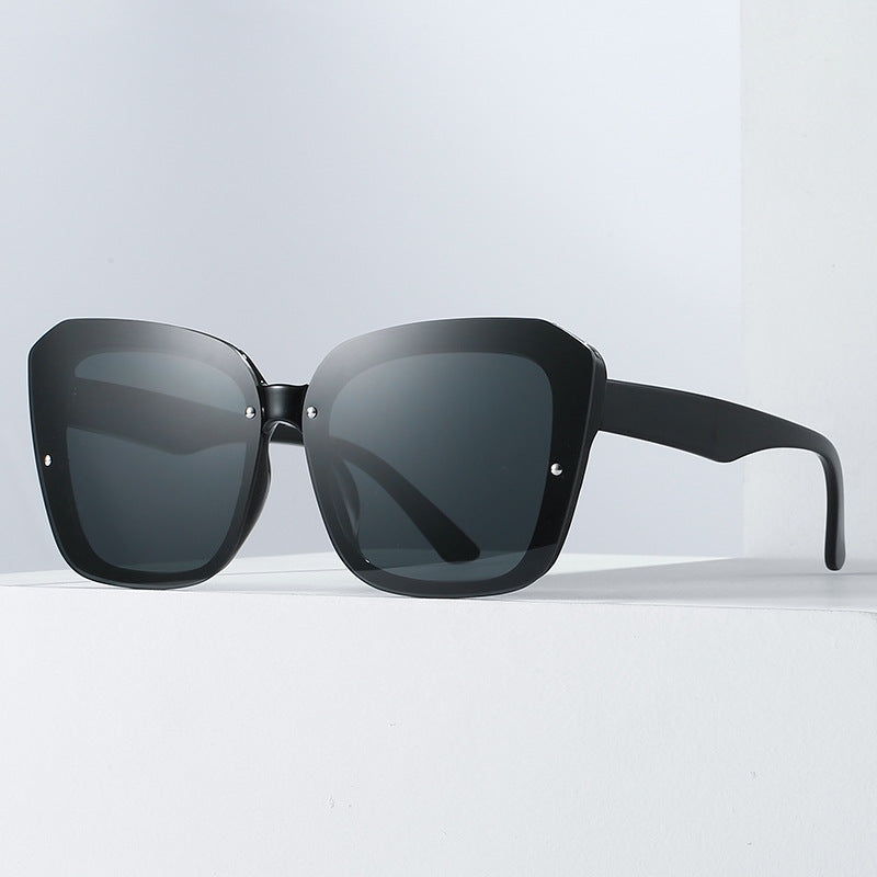 Damer oversized kvadratisk solbrille med sofistikert ramme Skanto