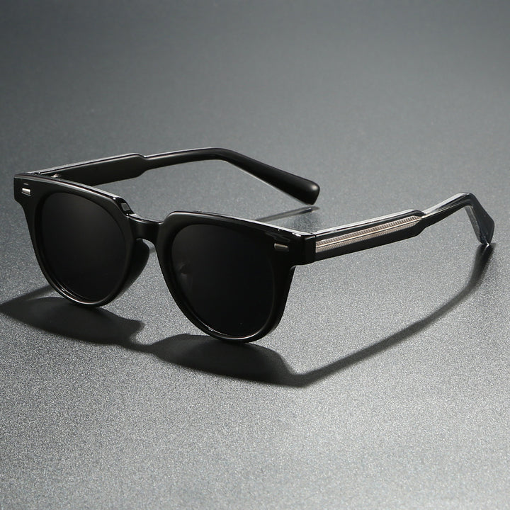 Dame moteriktig solbrille i elegant retro-design Skanto