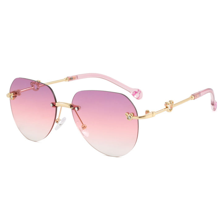 Dame lett geometrisk solbrille med unik ramme og speilede glass Skanto