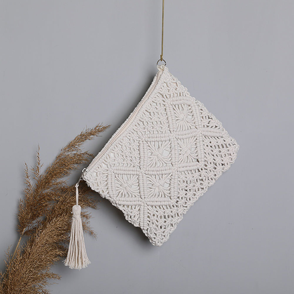 Makramee clutch med kvastdetaljer Skanto
