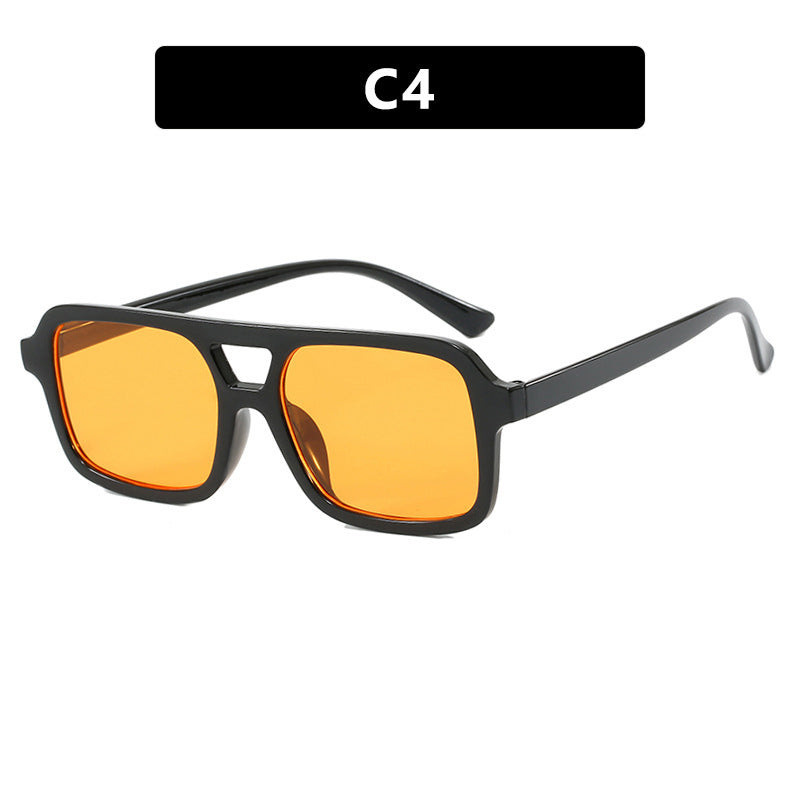 Dame moteriktig kvadratisk solbrille laget av transparent plast Skanto