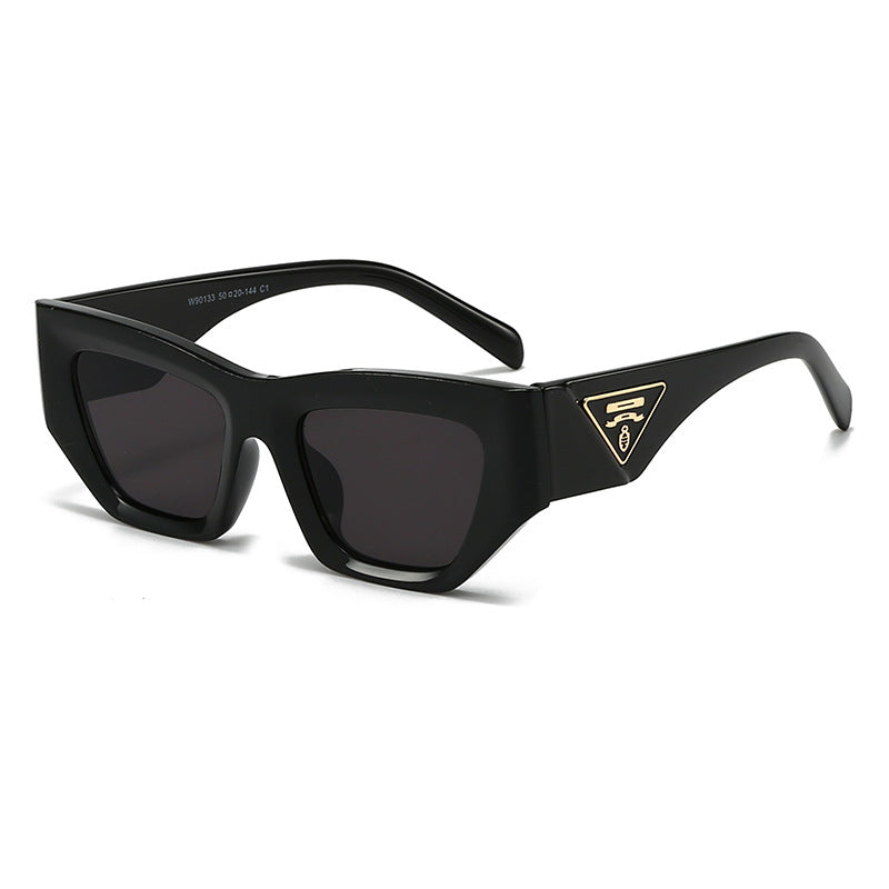 Dame Designer solbrille med moderne, geometrisk ramme Skanto