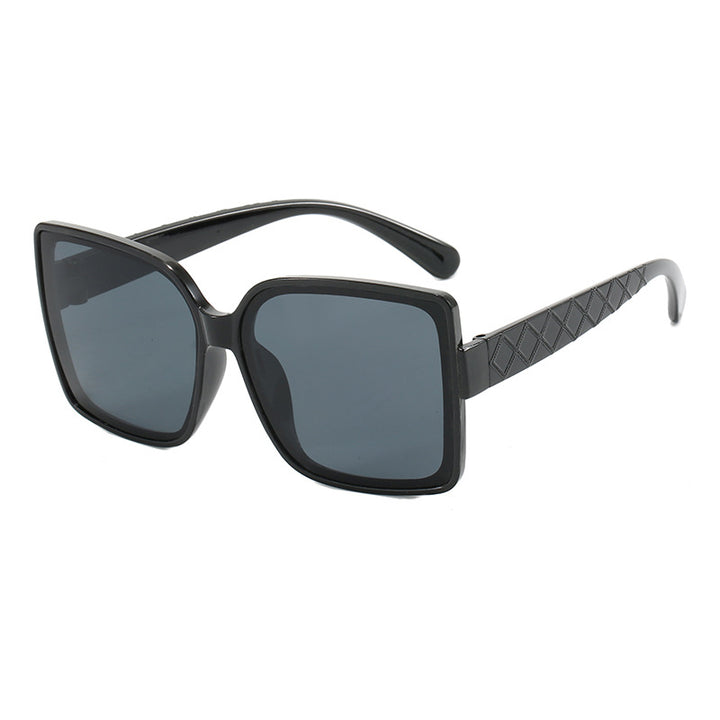 Dame moteriktig kvadratisk solbrille med elegant ramme Skanto