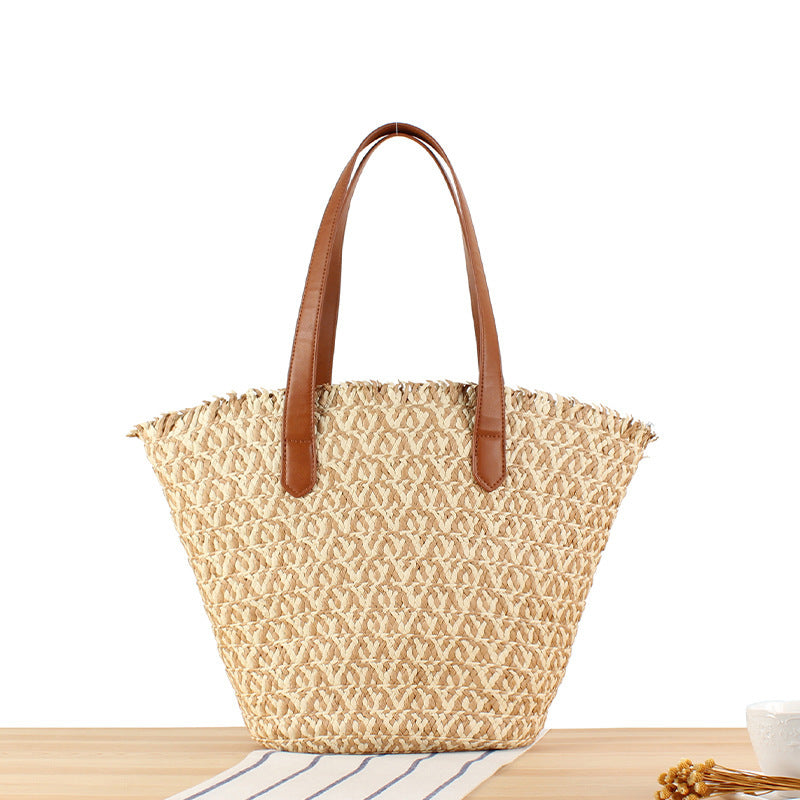 Stylish leisure handbag made of braided natural material Skanto