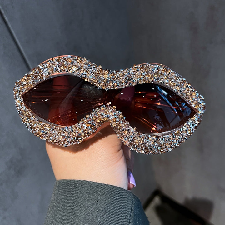 Dame statement solbrille med glitrende strassdetaljer Skanto
