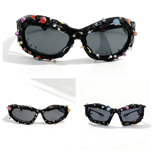 Dame solbrille med kreativ dekor og markant ramme Skanto
