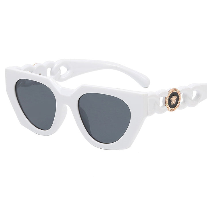 Dame moteriktig solbrille med ekstravagant design og luksuriøse detaljer Skanto