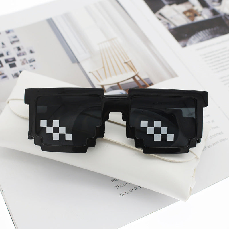 Dame Retro-solbriller i stilig pixel-design Skanto