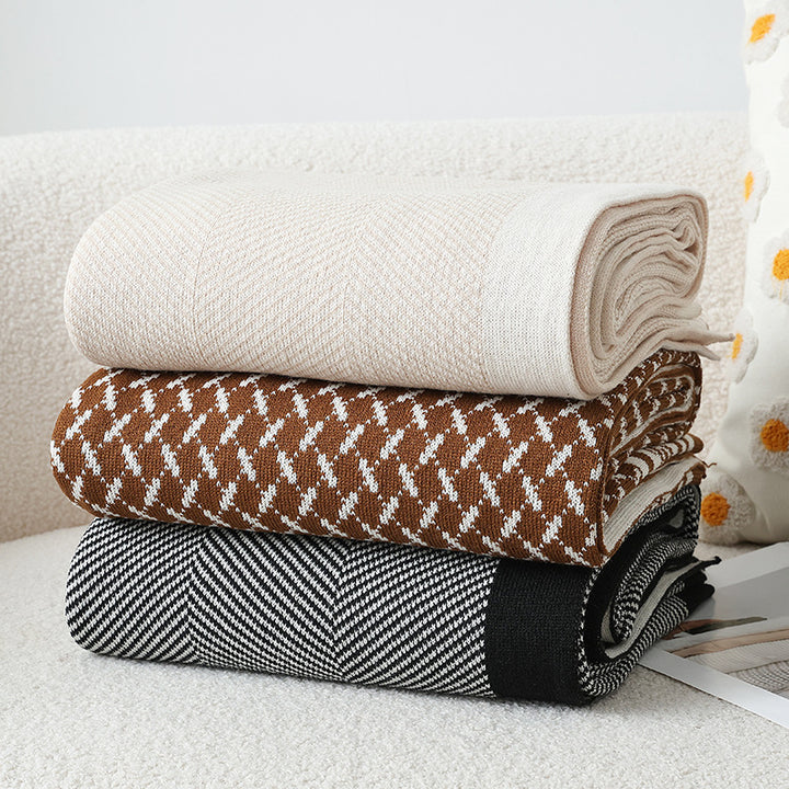 Kvinnelig Elegant Snuggle Blanket laget av Myk Strikk med Geometrisk Mønster Skanto