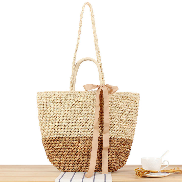 Strandveske laget av naturlig bast med leken design og elegant sløyfedekorasjon Skanto