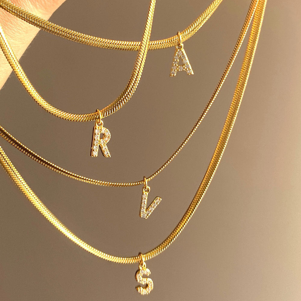 Skanto | Delikat Diamant Bokstav Initial Herringbone Halskjede