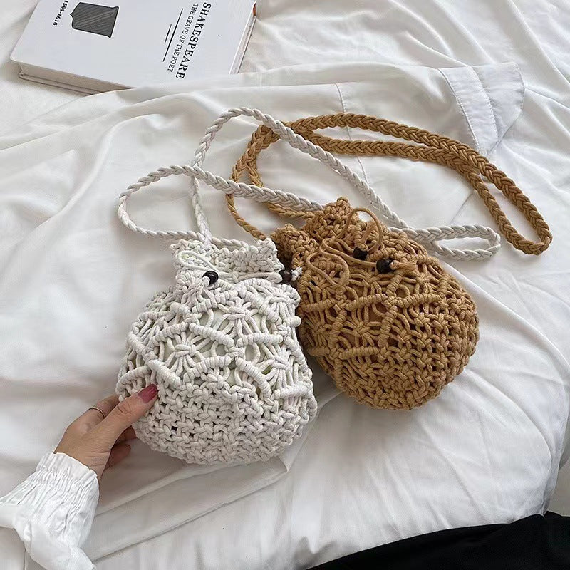 Hand-knotted shoulder bag with playful animal motif Skanto