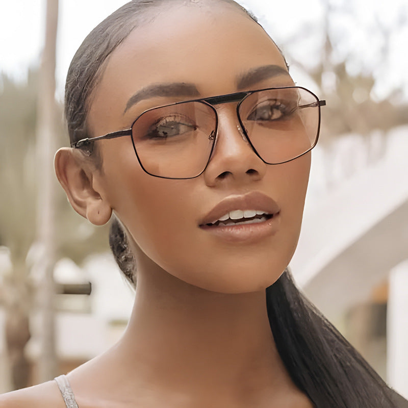 Women's sunglasses in modern, geometric design with robust metal frame Skanto